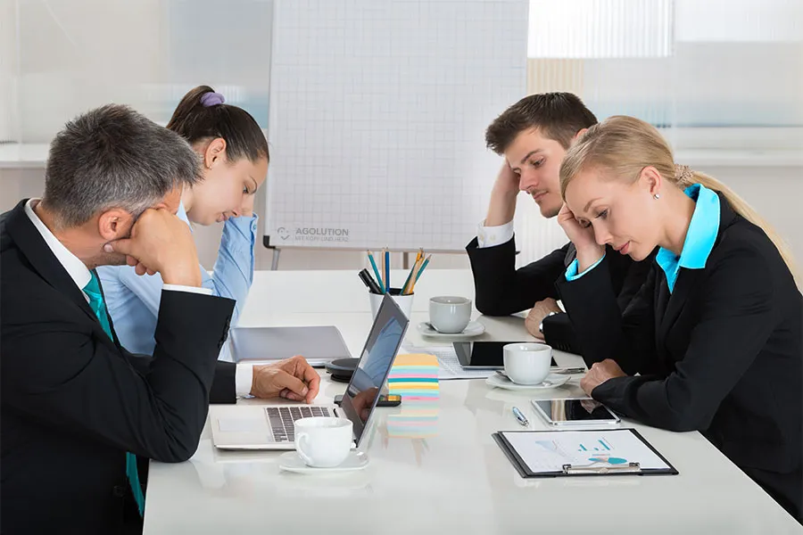 Unzufriedene Mitarbeitende im Büro