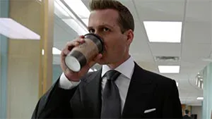 Harvey Specter mit einem Coffee-to-go und einem Bagel 😋